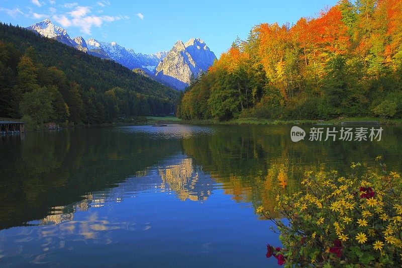 Riessersee高山绿松石湖与金色的日出反射，与Zugspitze, Waxenstein和Alpspitze的景观-在巴伐利亚阿尔卑斯，德国-雄伟的秋天高山景观，雪山-加米施，巴伐利亚，德国